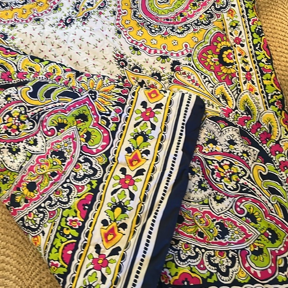 Idea Nuova floral and paisley cotton twin comforter. 66 by 86 inches - Picture 3 of 5